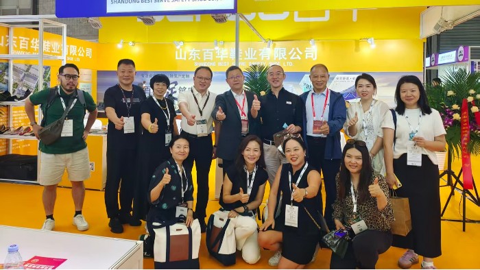 2025摩登中國國際鞋包服飾時尚展現場來了，百華鞋業展位現場人氣爆棚！