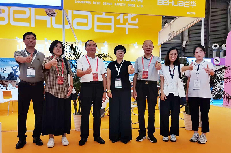 2025摩登中國國際鞋包服飾時(shí)尚展現(xiàn)場來了，百華鞋業(yè)展位現(xiàn)場人氣爆棚！