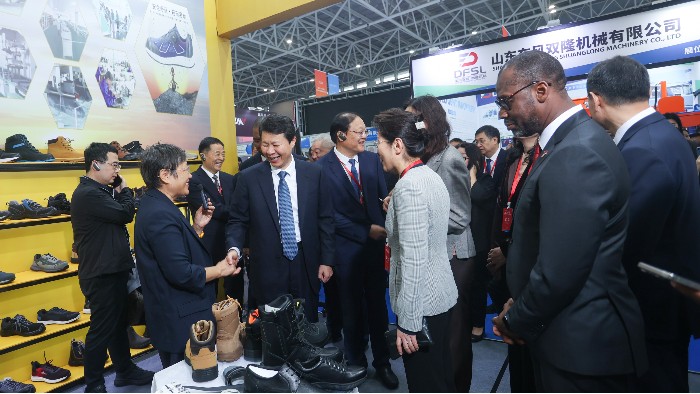 百華鞋業亮相共建“一帶一路”第三屆臨沂商城國際采購商大會